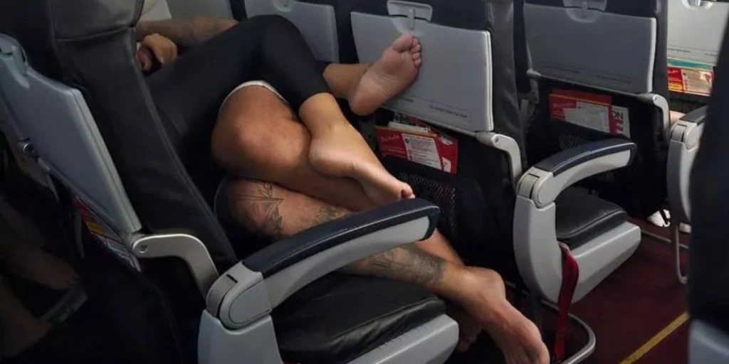 Flypassager ‘kan ikke tro sine egne øjne’ da forelsket par ‘hygger sig’ ovenpå hinanden