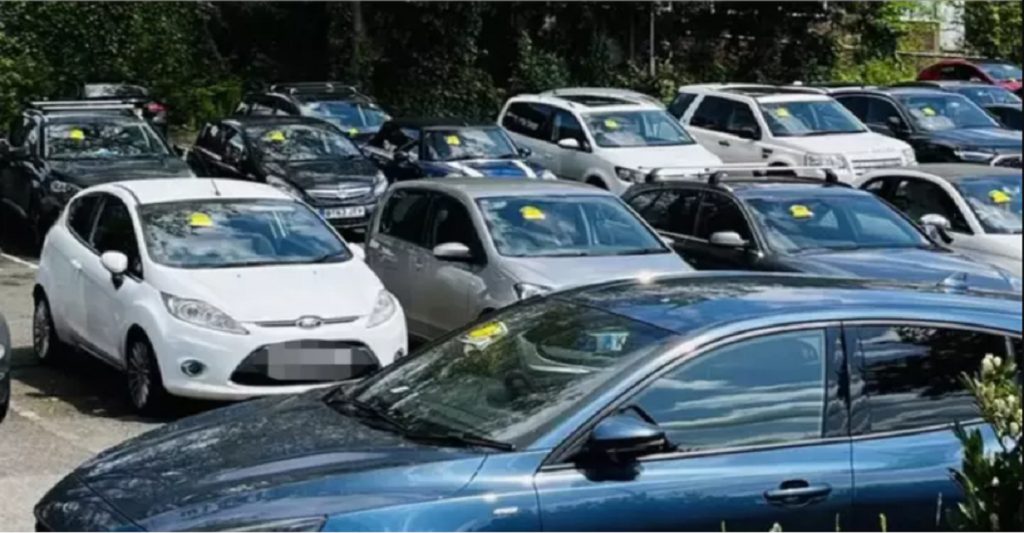 Parkeringsvagt havde en dårlig dag: Det endte med bøder til hele parkeringspladsen