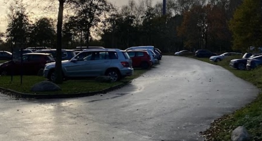2-årig dreng krydsede parkeringspladsen for at komme hen til mor: Så indtraf tragedien