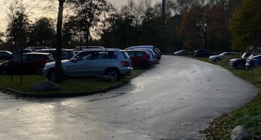 2-årig dreng krydsede parkeringspladsen for at komme hen til mor: Så indtraf tragedien