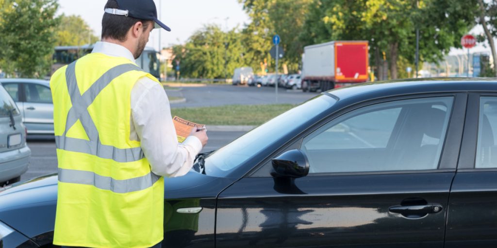 Kommune tager drastisk beslutning: Fyrer alle parkeringsvagter