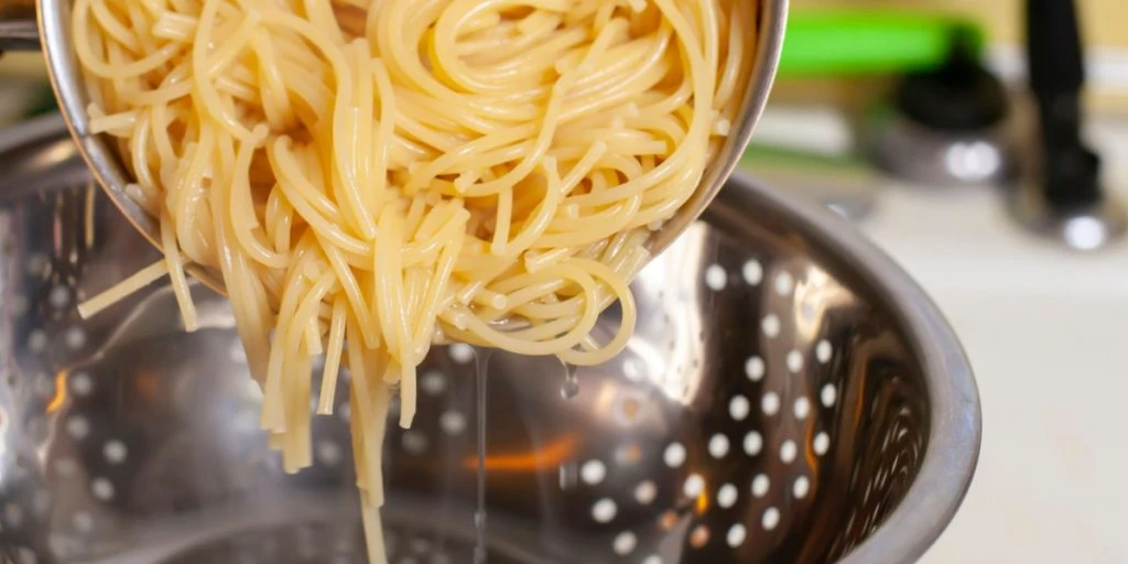 Derfor bør du aldrig hælde vandet fra pasta i vasken