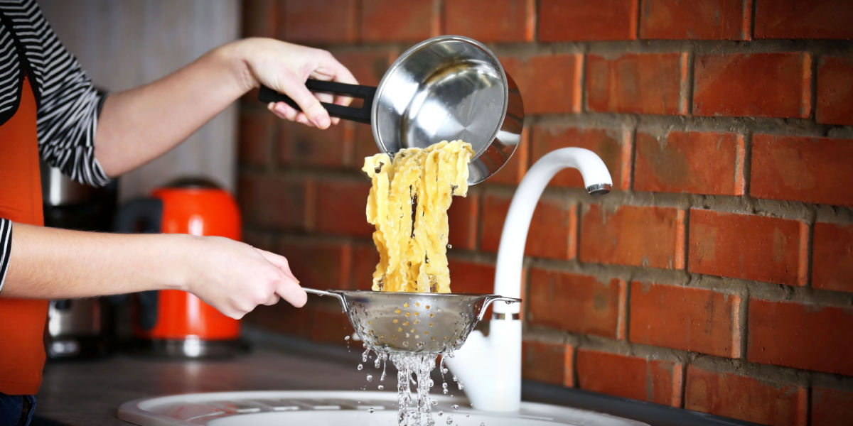 Derfor bør du aldrig dræne pasta i vasken