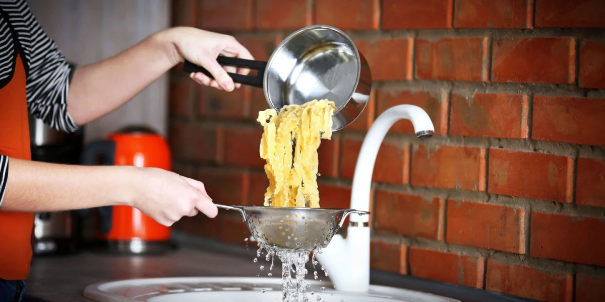 Derfor bør du aldrig dræne pasta i vasken