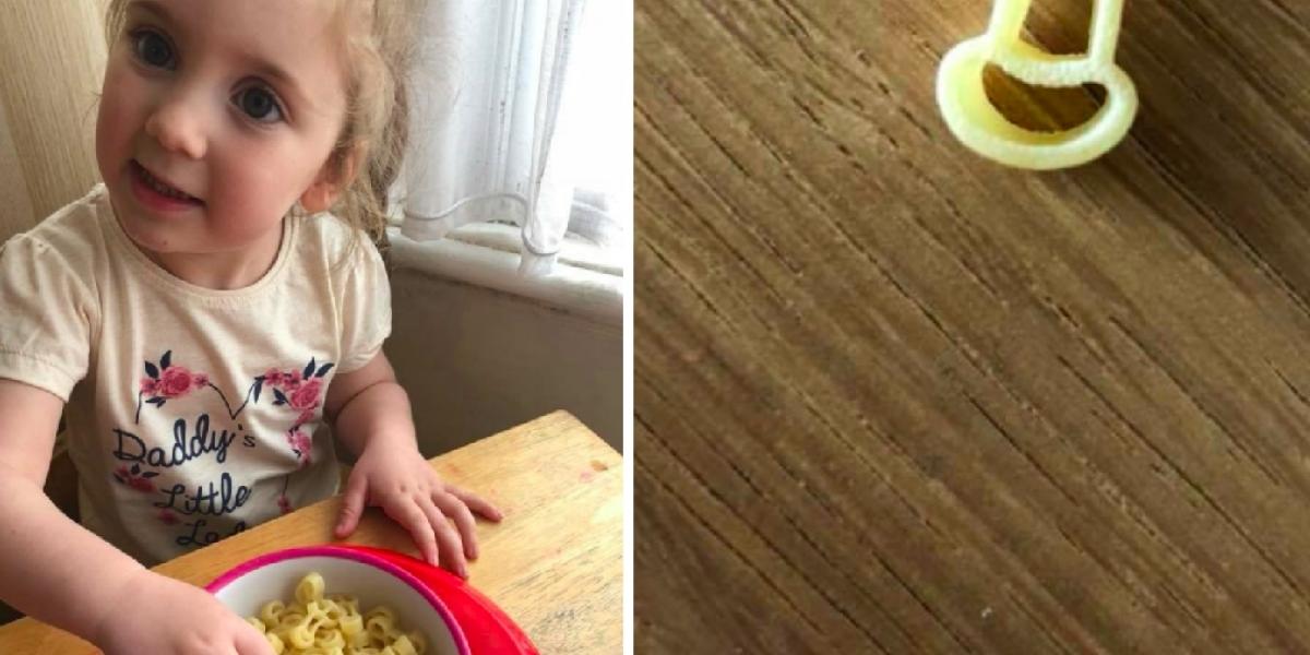 Rebecca koger pasta til sine to børn, men spotter noget pudsigt ved maden: Nu griner alle af hende