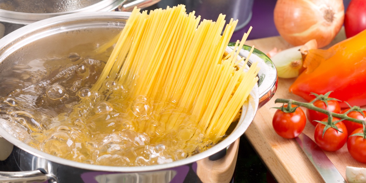Kvinde deler genialt pasta-trick: Sådan kan du koge din pasta på 1 minut