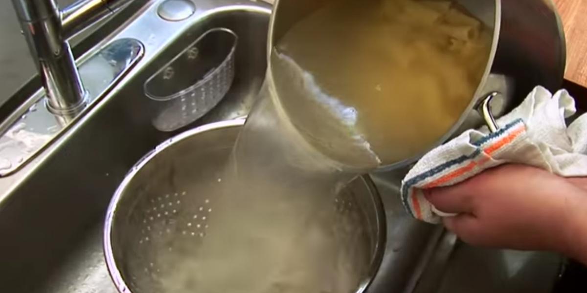 Derfor må du aldrig hælde færdigkogt pasta direkte i dørslaget