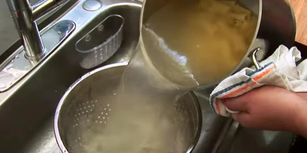 Derfor må du aldrig hælde færdigkogt pasta direkte i dørslaget