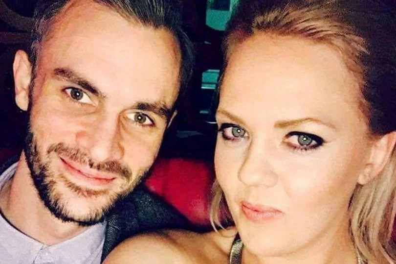 Kærestepar får et chok, da nabo skubber vred seddel under døren: Så skriver de et genialt svar