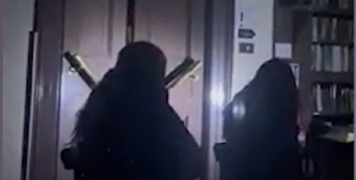 Chokerende optagelser viser ‘spøgelse’ – Se når de tunge døre åbnes