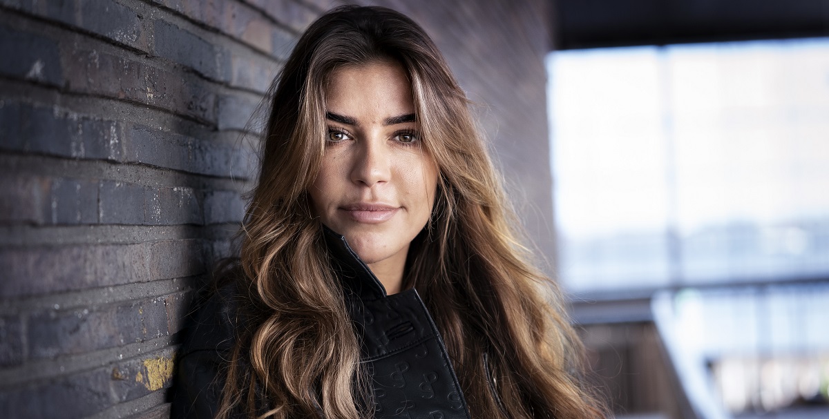 Philine Roepstorff gør det igen: ‘Lufter’ brysterne under sydens sol