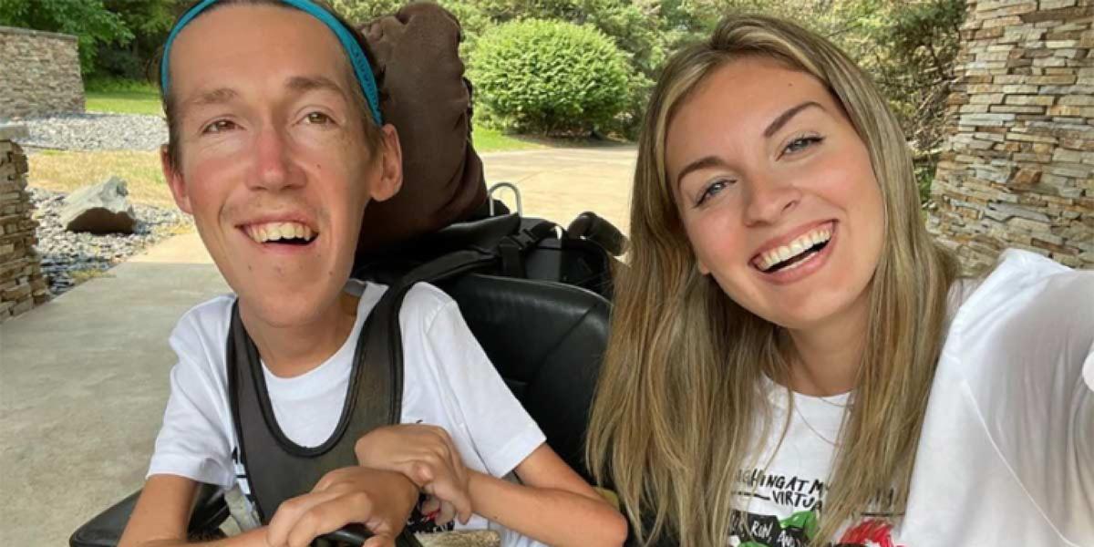 Folk tror at kvinden er mandens personlige hjælper: De bliver chokerede, når hun fortæller sandheden