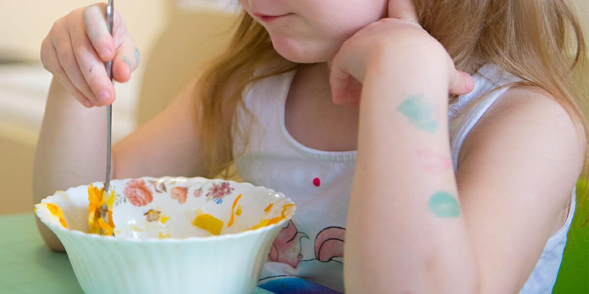 Stedmor opfordrer 7-årig pige til at spise mindre: Nu raser hendes mor