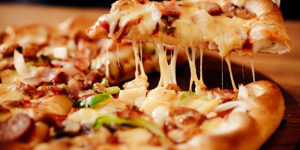 Chefen snød hende for pizza: Det kostede ham 200.000 kroner