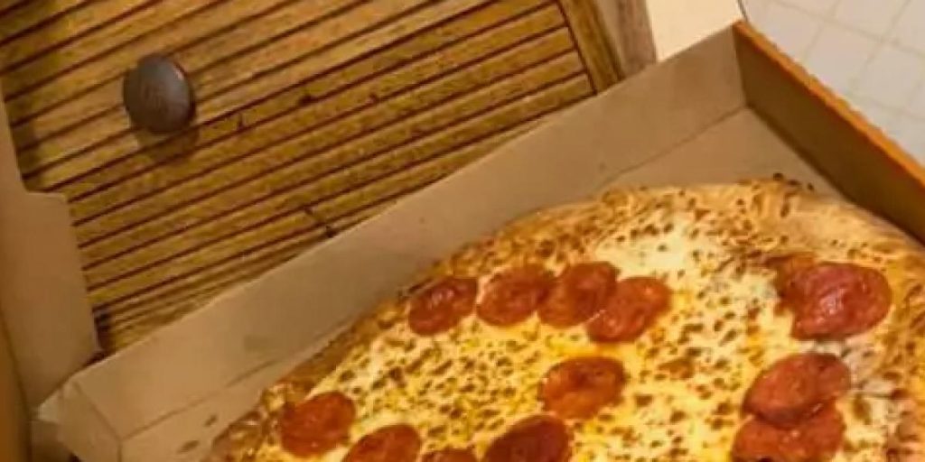 Jason bestilte en pepperoni-pizza: Da han åbnede bakken blev han dybt chokerede