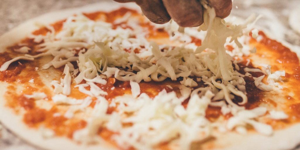 En pizzaria-medarbejder ser kvindes bestilling – og ringer hurtigt til politiet