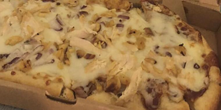 Kvinde bestiller pizza med ananas på toppen: Får et kæmpe chok da hun åbner låget på pizzaæsken
