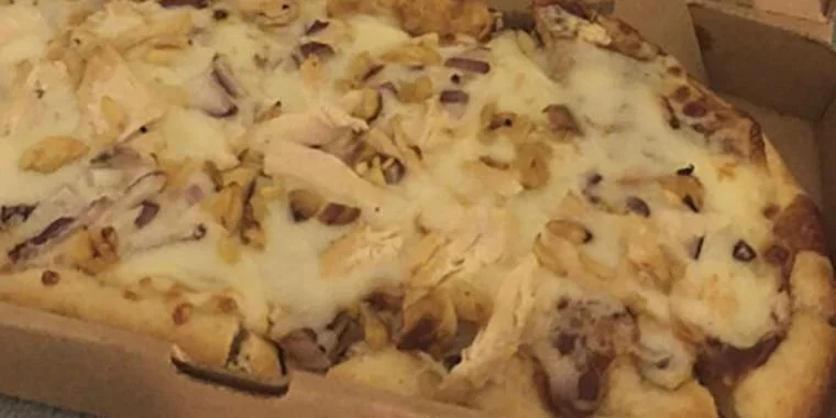 Kvinde bestiller pizza med ananas på toppen: Får et kæmpe chok da hun åbner låget på pizzaæsken