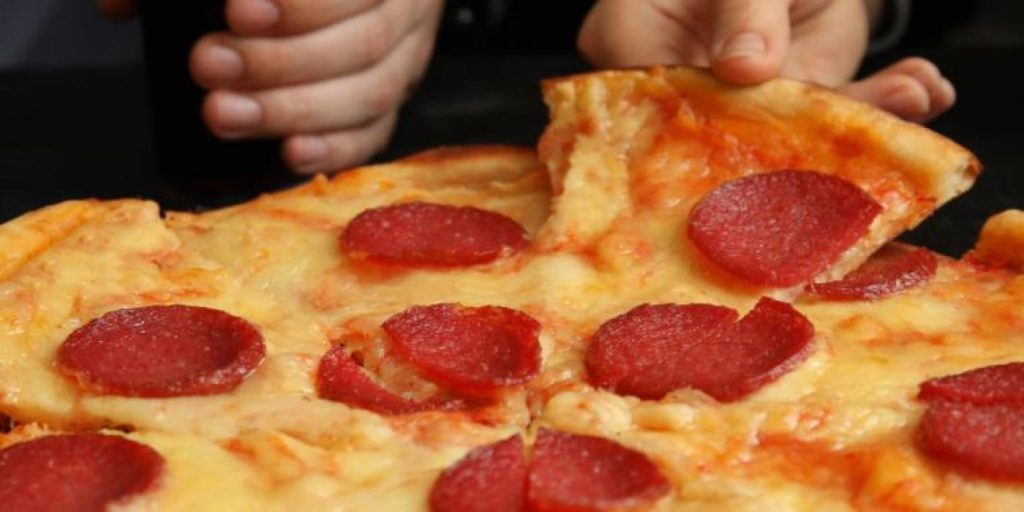 Kvinde tjekkede sin telefon under middagen: Var ved at få pizzaen galt i halsen da hun så beskeden