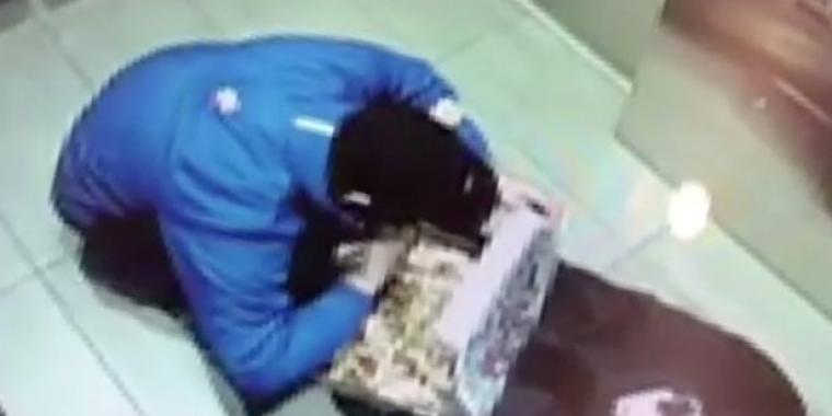 Pizzabud blev fyret på stedet, da cheferne så, hvad han gjorde på overvågningsvideo