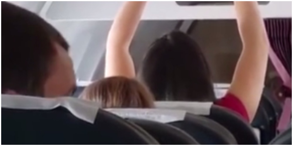 Flypassagerer raser over kvinde: Fik et chok, da de så, hvad hun gjorde på flyet