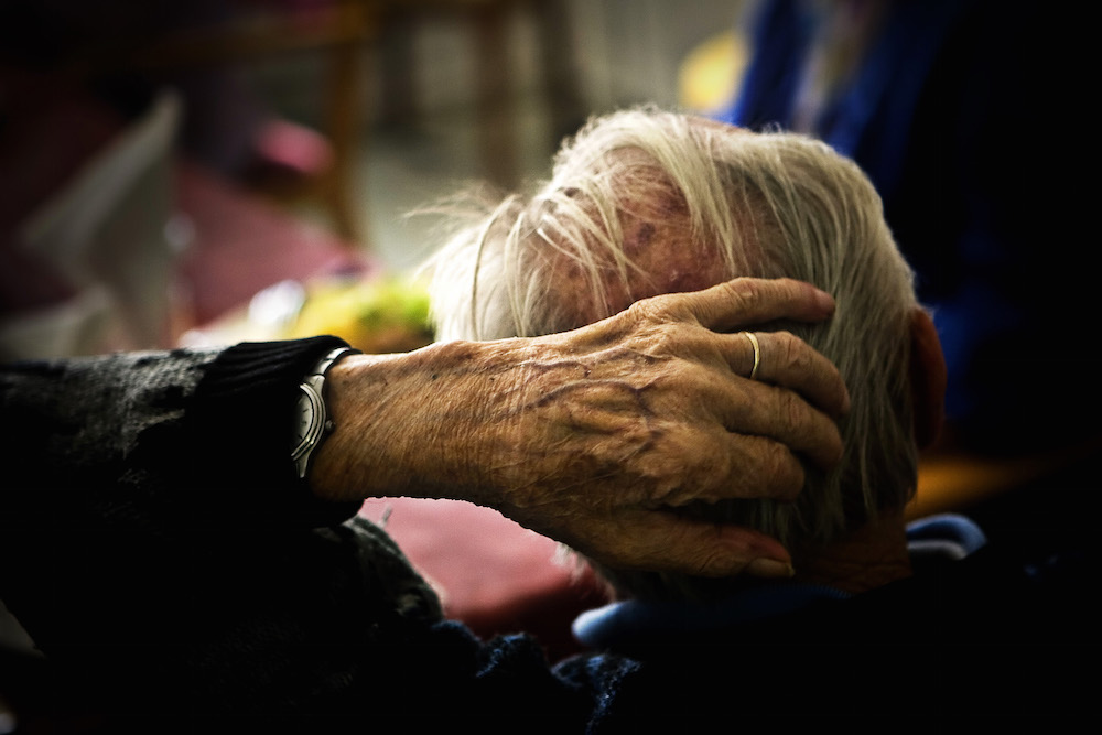 Mandlig sosu-assistent dømt for vold: Gav 95-årig en knytnæve i ansigtet på plejehjem