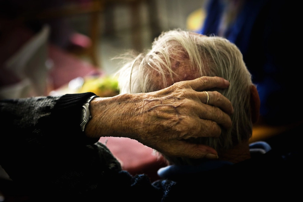Mandlig sosu-assistent dømt for vold: Gav 95-årig en knytnæve i ansigtet på plejehjem