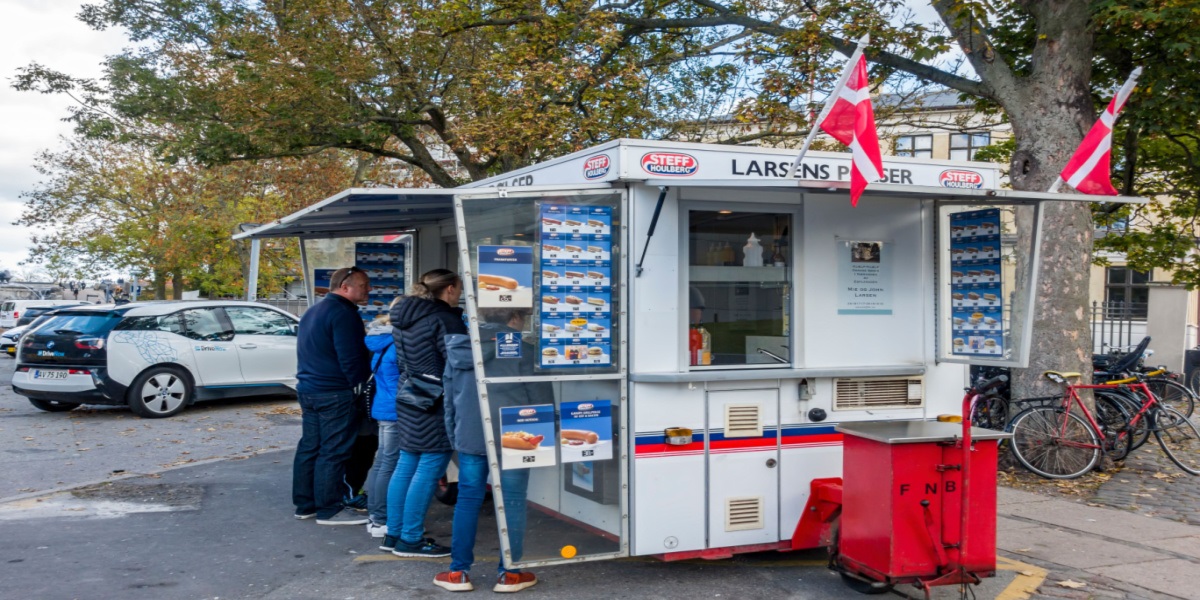 Legendarisk pølsevogn med god nyhed