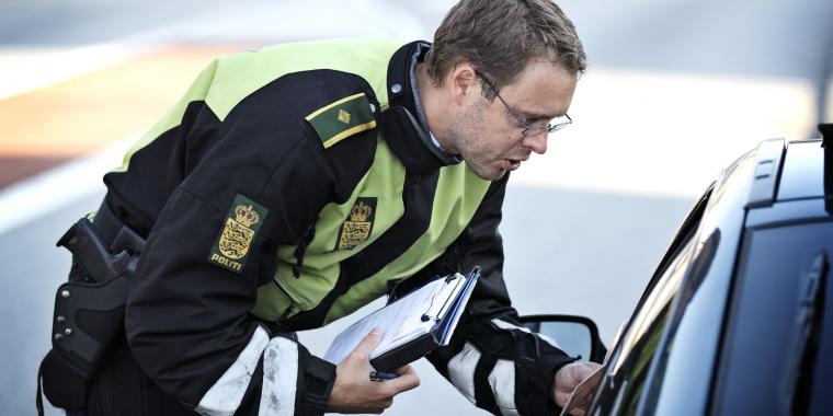 18-årig mand råbte ‘idiot’ efter betjent: Det kostede ham dyrt, da han glemte en lille detalje