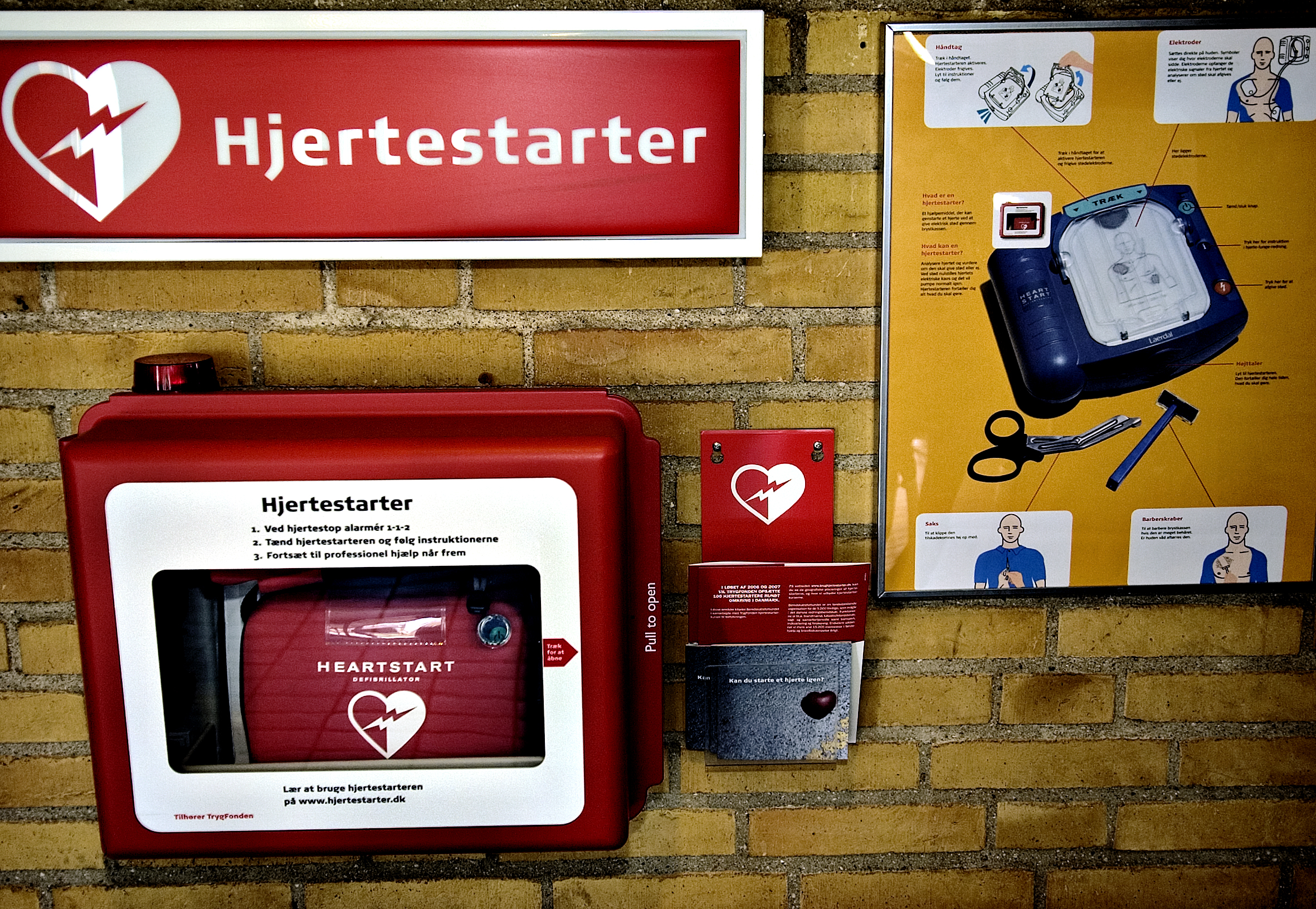 Hjertestarter begynder at snakke til forvirret mand: Da politiet ankommer, går den skøre sandhed op for dem