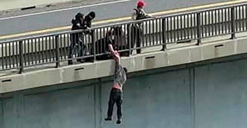 Utroligt billede viser politimand redde mand fra den sikre død