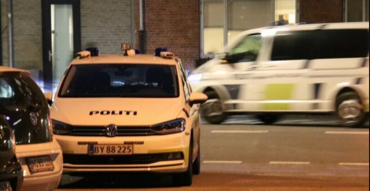 Voldsom ulykke: Bilist brager gennem husmur