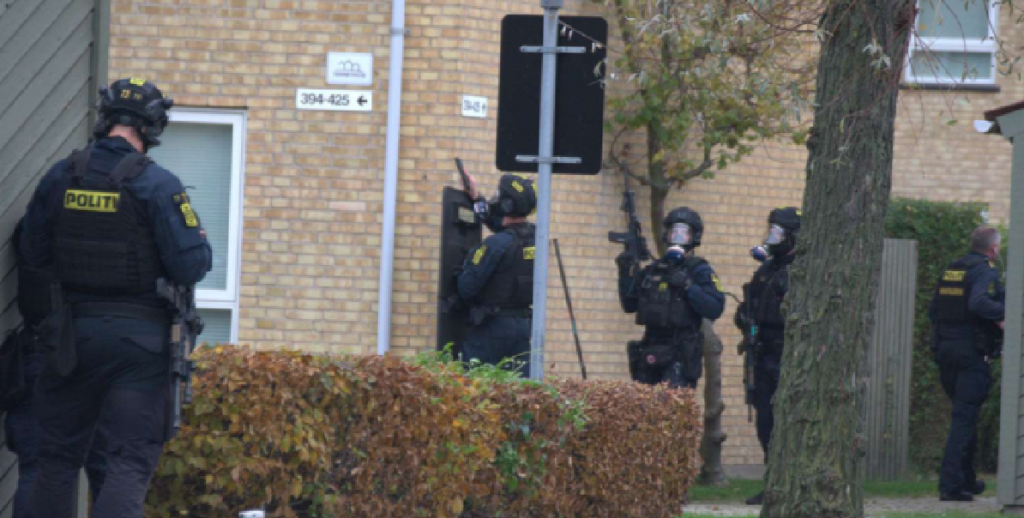 Politiet massivt til stede: Retter automatvåben mod personer