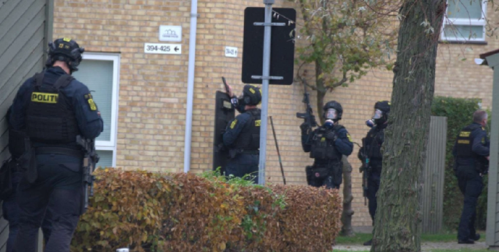 Politiet massivt til stede: Retter automatvåben mod personer