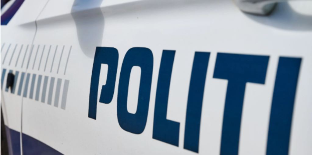 Politiet rykkede ud til skræmmende anmeldelse: Lå begravet ved svømmehal