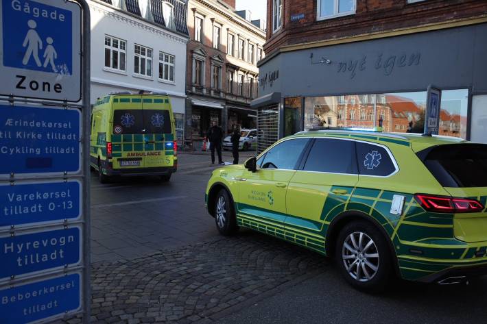 Dramatisk ulykke: Falder fra 2. sal ned på gågaden