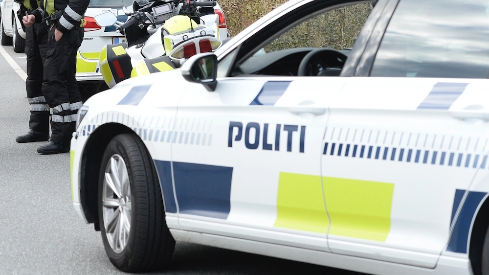 Politi afspærrer og gennemsøger nordsjællandsk skov: Jagter voldtægtsmand på fri fod