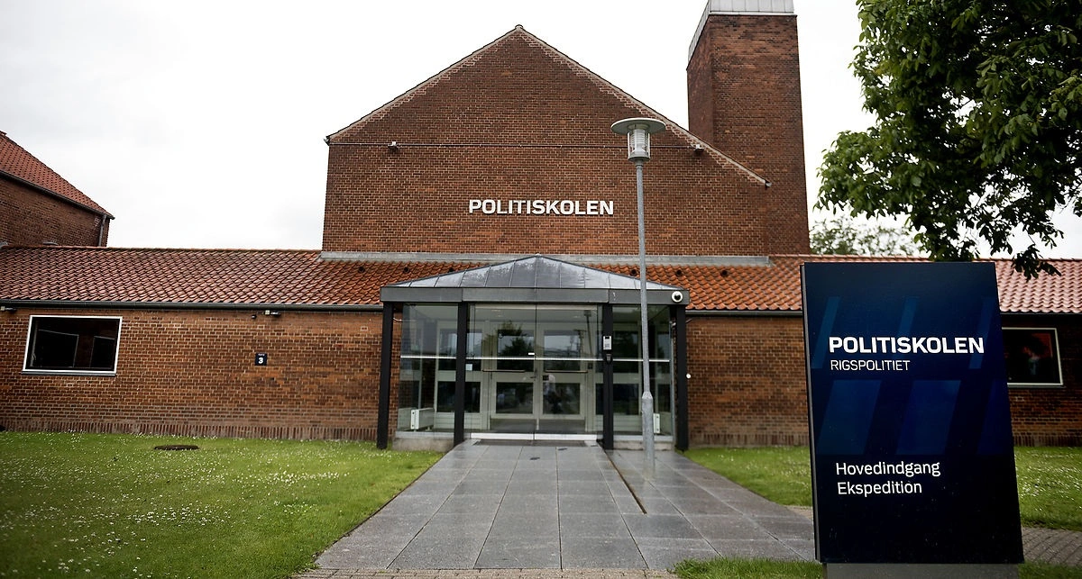 Politiskolen fylder rundt: Så mange lys skal på kagen