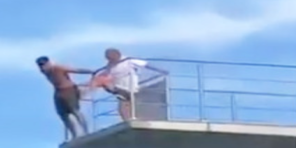 Dreng turde ikke hoppe fra 10 meters højde ned i pool: Når du ser hvad livredderen gør, får du et chok