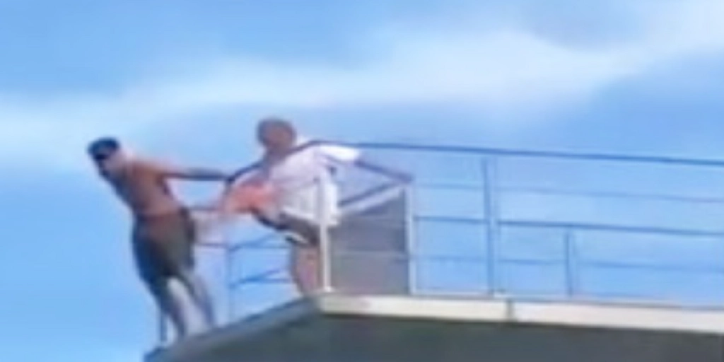 Dreng turde ikke hoppe fra 10 meters højde ned i pool: Når du ser hvad livredderen gør, får du et chok
