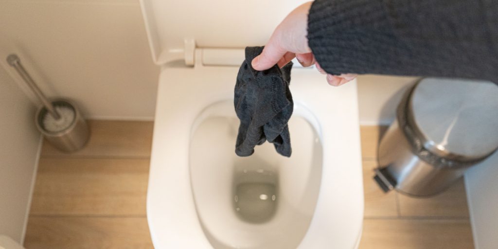 Disse normale ting burde du ALDRIG skylle ud i toilettet: Kan koste dig dyrt