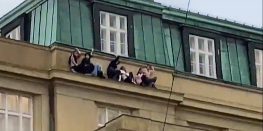 Nye detaljer er kommet frem omkring skyderiet i Prag: Gerningsmanden havde plantet en bombe