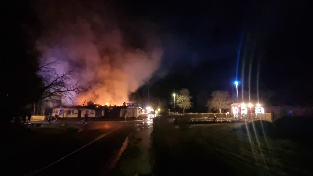 Voldsom brand i bygning: 10 personer evakueret i dansk by