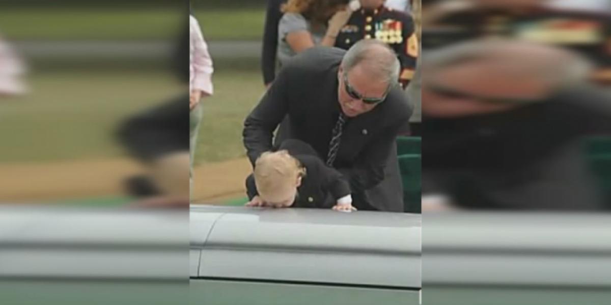 Lille dreng kysser sin fars kiste – 8 år senere får han denne hjerteskærende overraskelse