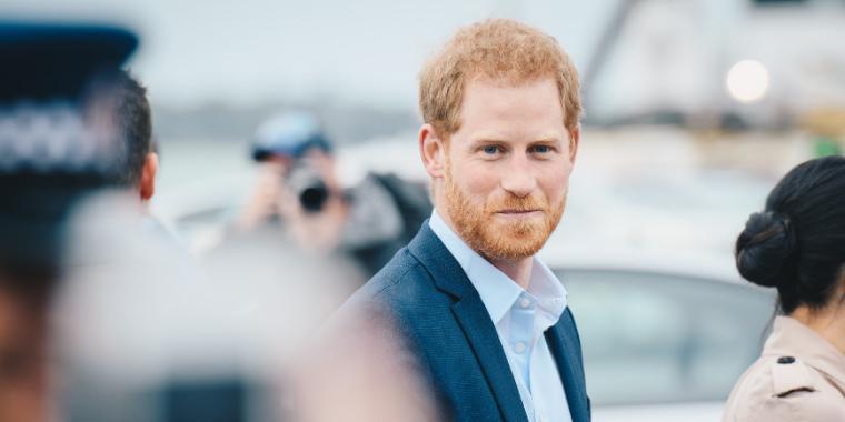 To dage efter prins Philips død: Nu er Harry alene tilbage i England