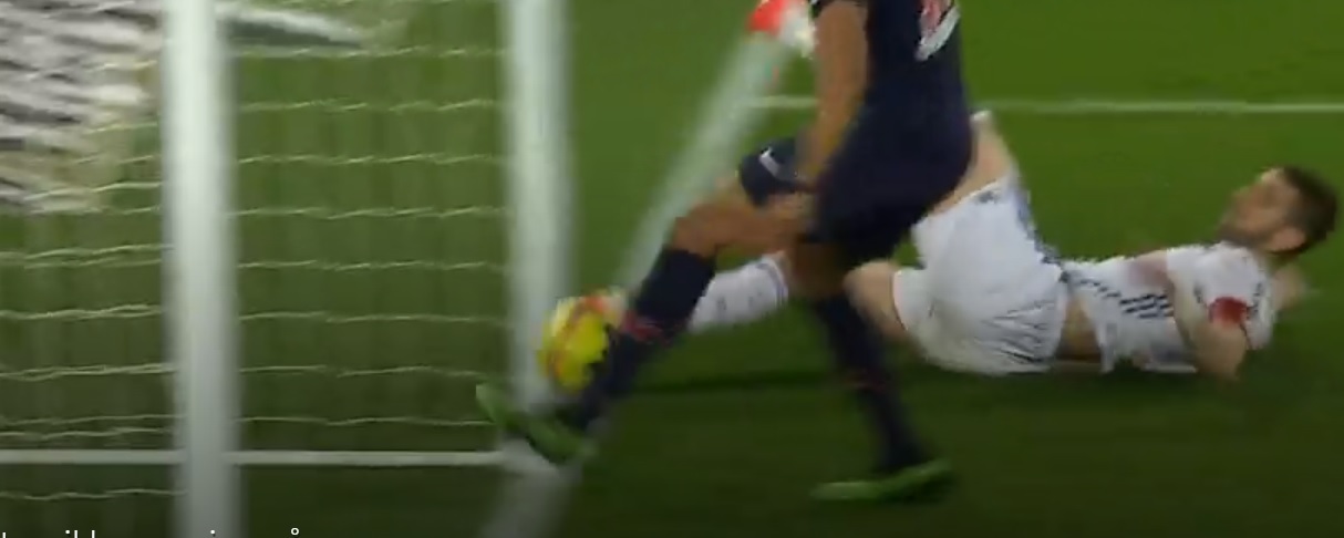 Video: NEJ NEJ NEJ! Angriber stopper sikker scoring på stregen – Verdens største afbrænder?
