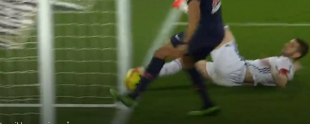 Video: NEJ NEJ NEJ! Angriber stopper sikker scoring på stregen – Verdens største afbrænder?