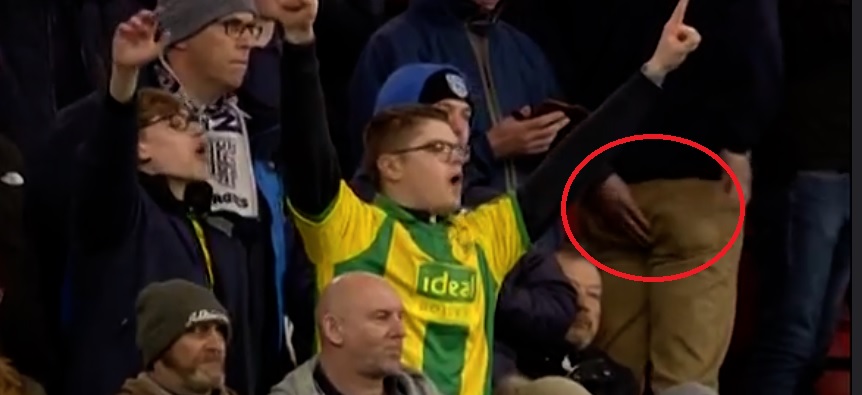 HAHA! Skider fodboldfan i bukserne på live tv?