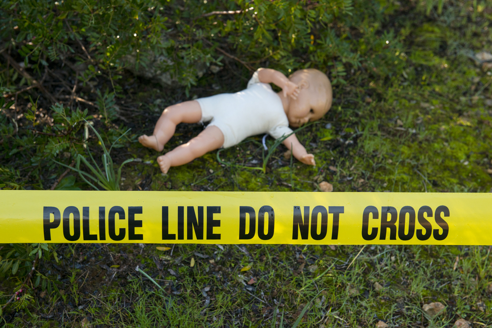 Dræber sin 3-årige søn og kaster lig i floden for at komme på ferie
