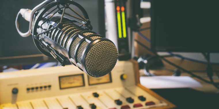 Radioudsendelse afbrudt for åben mikrofon: Vært måtte indlægges
